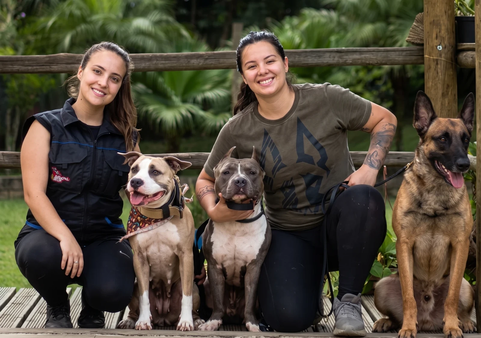 Beatriz Mattos e Beatriz Medeiros, instrutoras do She ForceK9, com cães de proteção
